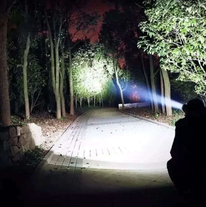 Lanterna de Cabeça Recarregável Farol LED Portátil Camping - Imagem 4